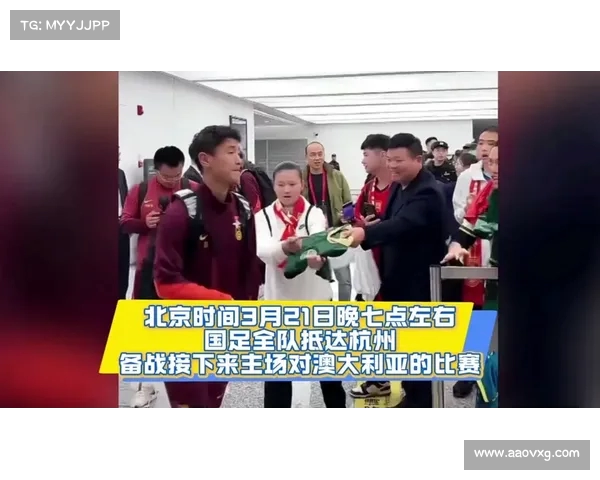 松弛感拉满!澳大利亚球员杭州街头品奶茶,备战国足显从容 松弛感拉满!澳大利亚球员杭州街头品奶茶,备战国足显从容